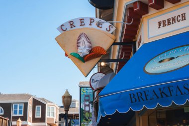 Deniz kabuğu desenli krep şeklindeki bir tabelanın yakın görüntüsü, aşağıda FRENCH işareti var. Avrupa tarzı mimari geçmişi, muhtemelen San Francisco 'da..