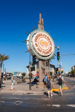 San Francisco, CA 'daki Iconic Circular İskelesi tabelasında klasik bir balıkçıyla klasik tasarım, fotoğraf çeken turistler, kentsel ortam..