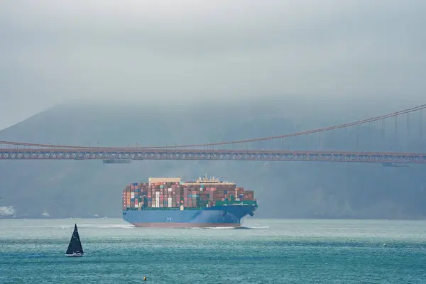 Iconic Golden Gate Bridge San Francisco Sailboat Black Sail Contrasts Rechtenvrije Stockfoto's