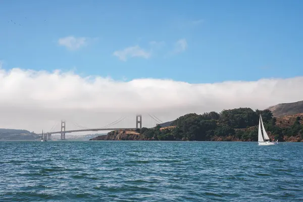 Utsikt Golden Gate Bridge San Francisco Bay Hvit Seilbåt Glir stockbilde