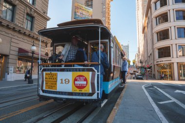 Klasik San Francisco tramvayı Powell St. ve Fishermans Wharf, 19, kablolu TV 'yi geçmeyin. Temiz gökyüzü, modern ve eski mimarinin karışımı, şehir merkezi..