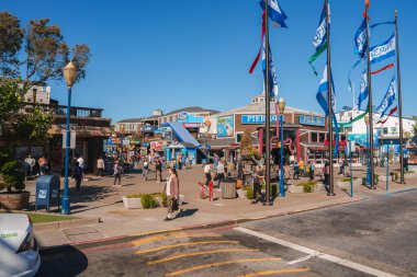 San Francisco 39. İskele 'deki hareketli sahneyi keşfedin. Açık gökyüzü altında alışveriş, yemek ve eğlencenin tadını çıkarın. Neşeli mağazalar ve Lids şapka dükkanı festival atmosferine katkı sağlıyor.