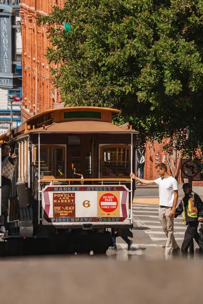 Klasik San Francisco tramvayı, yolcular, operatör, sembolik ahşap dizayn, 6 numara, şehir mimarisi ve turizm alanı yakınlarındaki kentsel atmosfer..