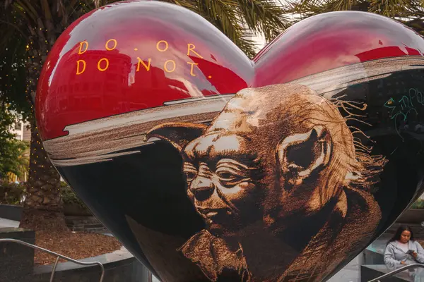 Heart Shaped Sculpture Featuring Yoda Star Wars Inscribed Urban Setting Rechtenvrije Stockfoto's