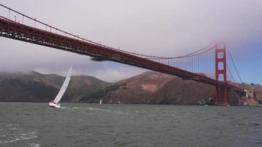 Kaliforniya 'da Golden Gate köprüsü ve Alcatraz hapishane adası ve şehir merkezindeki San Francisco yakınlarındaki küçük bir yatla San Francisco körfezine yelken açıyorum. Denizde bir gün. Yelkencilik konsepti. 