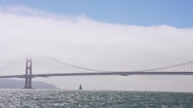 Kaliforniya 'da Golden Gate köprüsü ve Alcatraz hapishane adası ve şehir merkezindeki San Francisco yakınlarındaki küçük bir yatla San Francisco körfezine yelken açıyorum. Denizde bir gün. Yelkencilik konsepti. 