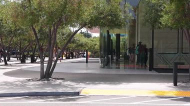 Apple mağazasındaki müşteriler, iç tasarım. Westfield Valley Panayırı 'ndaki Apple Flagship Store, San Jose, Silikon Vadisi