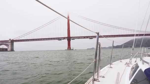 Navegando Por Bahía San Francisco Pequeño Yate California Cerca Puente — Vídeo de stock