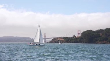 Kaliforniya 'da Golden Gate köprüsü ve Alcatraz hapishane adası ve şehir merkezindeki San Francisco yakınlarındaki küçük bir yatla San Francisco körfezine yelken açıyorum. Denizde bir gün. Yelkencilik konsepti. 