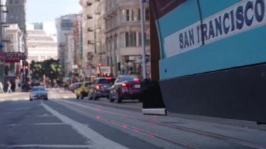 Klasik klasik tarihi Cable Cars manzarası, güneş doğarken ünlü Kaliforniya Caddesi 'nde sürerken antika tarz çapraz işleme filtresi efekti, San Francisco, California, ABD