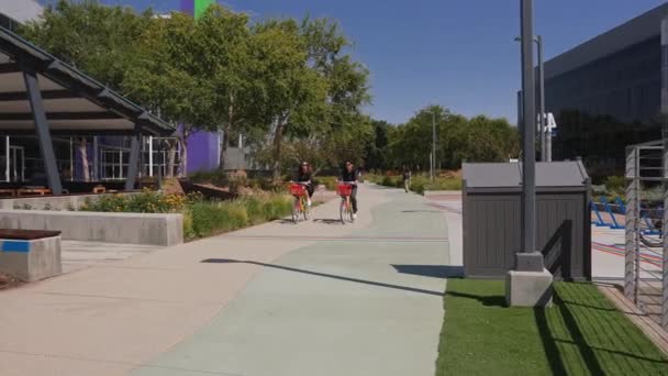 谷歌员工骑着谷歌的自行车在校园里工作 山景中谷歌校园内的日常生活 — 图库视频影像