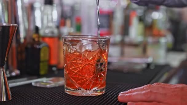 Barman Met Cocktail Sinaasappelschil Bereidt Cocktail Aan Bar Alcoholdranken Mensen — Stockvideo