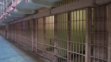 San Francisco, ABD 'deki Alcatraz hapishanesinde küçük bir hapishane hücresini kapatın..