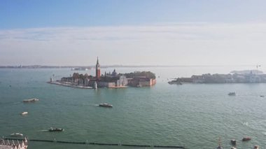 Adanın ve San Giorgio Maggiore kilisesinin arka plandaki çan kulesinden Lido adaları adasının havadan görünüşü. Venedik, İtalya