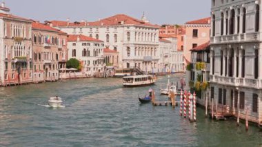 Venedik 'te geleneksel gondollar Venedik' teki ünlü Canal Grande ve Basilica di Santa Maria yakınlarındaki dar kanallardan geçiyor. Venedik, İtalya 'da ortaçağ evleri, dar kanallar, köprüler, gondollar