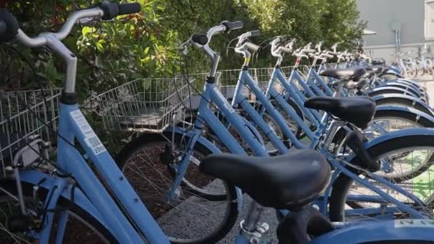 Sepeda Facebook Atau Meta Yang Diparkir Luar Gedung Dekat Helm — Stok Video