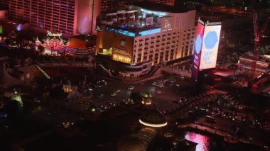 Gece Las Vegas Şeridi 'nin panoramik hava manzarası. Güzel Bellagio çeşmeleri, Paris Eyfel Kulesi Oteli ve geceleri MSG Küresi.. 