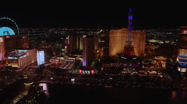 Gece Las Vegas Şeridi 'nin panoramik hava manzarası. Güzel Bellagio çeşmeleri, Paris Eyfel Kulesi Oteli ve geceleri MSG Küresi.. 