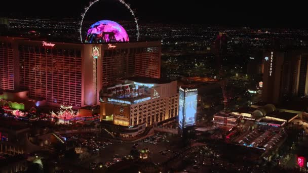 Vista Aérea Panorámica Franja Las Vegas Por Noche Hermosas Fuentes — Vídeos de Stock