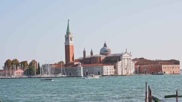 Widok Lotu Ptaka Wyspę Kościół San Giorgio Maggiore Dzwonnicy Tle — Wideo stockowe