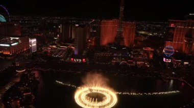 Gece Las Vegas Şeridi 'nin panoramik hava manzarası. Güzel Bellagio çeşmeleri, Paris Eyfel Kulesi Oteli ve geceleri MSG Küresi.. 