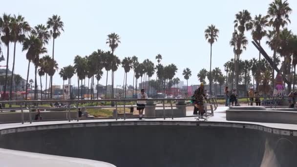 Skate Board Park Venedig Stranden Med Människor Skridskor Vid Stilla — Stockvideo