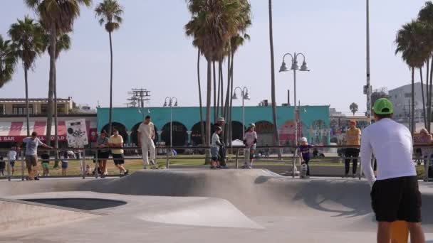 Skate Board Park Venetië Strand Met Mensen Schaatsen Door Stille — Stockvideo
