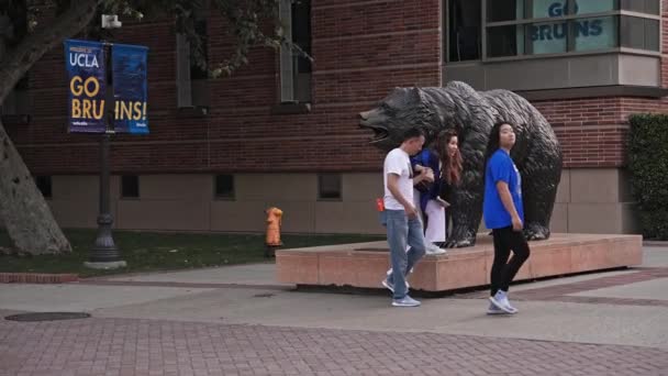 Muitos Estudantes Royce Hall Campus Ucla Royce Hall Dos Quatro — Vídeo de Stock