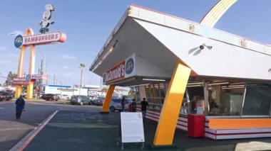 Dünyadaki en eski McDonalds restoranı Downey 'de, Los Angeles California' nın güneydoğusunda yaklaşık 15 dakikalık mesafede. 18 Ağustos 1953 'te açıldı..