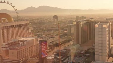 Las Vegas Bulvarı 'nda gün doğumu. Las Vegas Strip Otelleri ve Kumarhaneleri 'nin havadan görünüşü. Las Vegas 'ın güzel güneş ışığı.