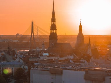 Riga 'nın Letonya' daki eski kasabasında hava panoramik günbatımı. Riga 'da güzel bir bahar günbatımı. Altın saat yangın günbatımı.