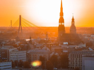 Riga 'nın Letonya' daki eski kasabasında hava panoramik günbatımı. Riga 'da güzel bir bahar günbatımı. Altın saat yangın günbatımı.