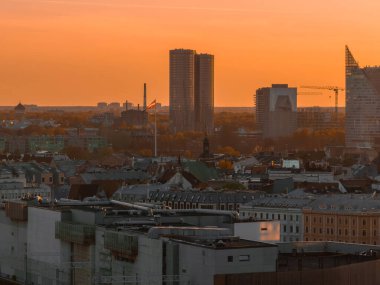 Riga 'nın Letonya' daki eski kasabasında hava panoramik günbatımı. Riga 'da güzel bir bahar günbatımı. Altın saat yangın günbatımı.