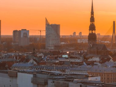 Riga 'nın Letonya' daki eski kasabasında hava panoramik günbatımı. Riga 'da güzel bir bahar günbatımı. Altın saat yangın günbatımı.