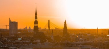 Riga 'nın Letonya' daki eski kasabasında hava panoramik günbatımı. Riga 'da güzel bir bahar günbatımı. Altın saat yangın günbatımı.