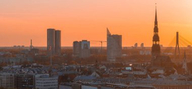 Riga 'nın Letonya' daki eski kasabasında hava panoramik günbatımı. Riga 'da güzel bir bahar günbatımı. Altın saat yangın günbatımı.