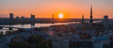 Riga 'nın Letonya' daki eski kasabasında hava panoramik günbatımı. Riga 'da güzel bir bahar günbatımı. Altın saat yangın günbatımı.