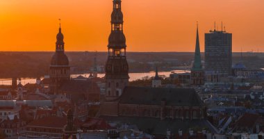 Riga 'nın Letonya' daki eski kasabasında hava panoramik günbatımı. Riga 'da güzel bir bahar günbatımı. Altın saat yangın günbatımı.