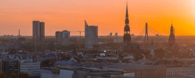 Riga 'nın Letonya' daki eski kasabasında hava panoramik günbatımı. Riga 'da güzel bir bahar günbatımı. Altın saat yangın günbatımı.