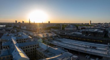 Riga, Letonya 'da devasa bir Demiryolu Baltık inşaat projesi yürütülüyor. Riga 'nın merkezine merkezi bir tren istasyonu inşa etmek. Hava görünümü.