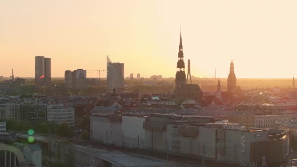 Légi Panoráma Naplemente Riga Óvárosa Felett Lettországban Gyönyörű Tavaszi Naplemente — Stock videók