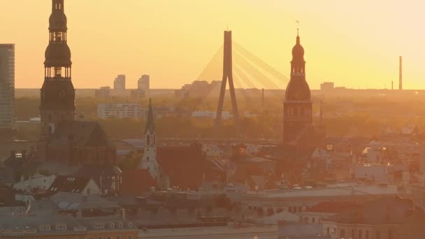 Воздушный Панорамный Закат Над Старым Городом Риги Латвии Прекрасный Весенний — стоковое видео