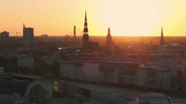 Riga 'nın Letonya' daki eski kasabasında hava panoramik günbatımı. Riga 'da güzel bir bahar günbatımı. Altın saat yangın günbatımı.