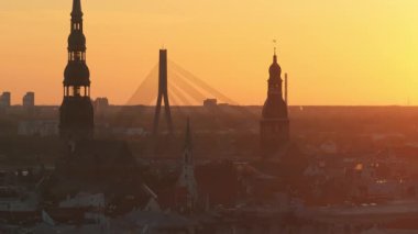 Riga 'nın Letonya' daki eski kasabasında hava panoramik günbatımı. Riga 'da güzel bir bahar günbatımı. Altın saat yangın günbatımı.