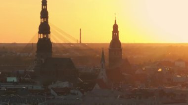 Riga 'nın Letonya' daki eski kasabasında hava panoramik günbatımı. Riga 'da güzel bir bahar günbatımı. Altın saat yangın günbatımı.