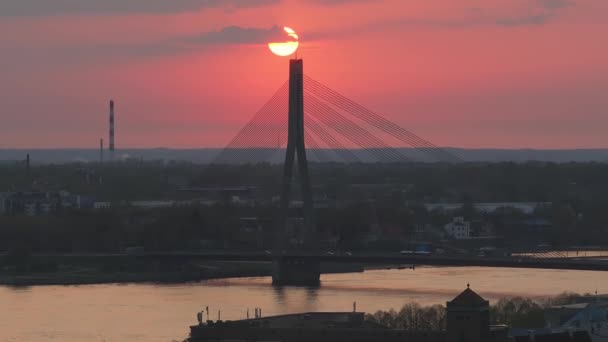 Eine Hängebrücke Bei Sonnenuntergang Riga Lettland Luftaufnahme Des Wunderschönen Sonnenuntergangs — Stockvideo