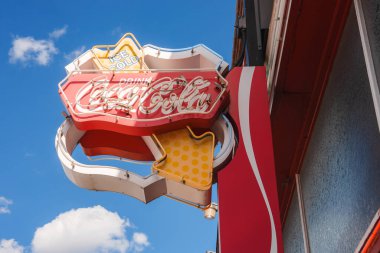 Pırıl pırıl bulutlu açık mavi gökyüzüne karşı klasik Coca Cola işareti. Williams 'da, Büyük Kanyon' un yanında. Parlak renkler ve nostaljik duygular.