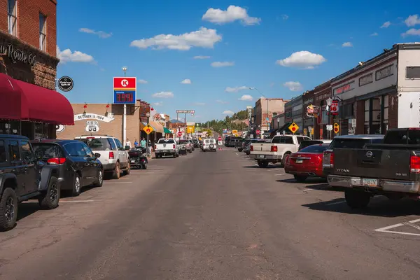 stock image Vibrant street scene in Williams near Grand Canyon along Route 66. Small town atmosphere with parked cars, quaint buildings, and clear blue skies. Classic Americana charm.