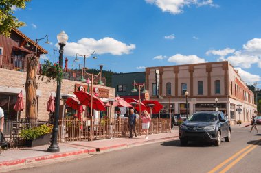 Büyük Kanyon yakınlarındaki Williams Town 'da güneşli bir gün. Tarihi Route 66 sokak sahnesi. Açık hava yemekleri, klasik binalar, modern araba ve klasik Amerikan cazibesi..
