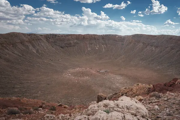 Arizona çölünde Barringer Krateri olarak da bilinen etkileyici Meteor Krateri 'ni keşfedin. Binlerce yıl önce bir meteor çarpması sonucu oluşan jeolojik mucizeye tanık olun..